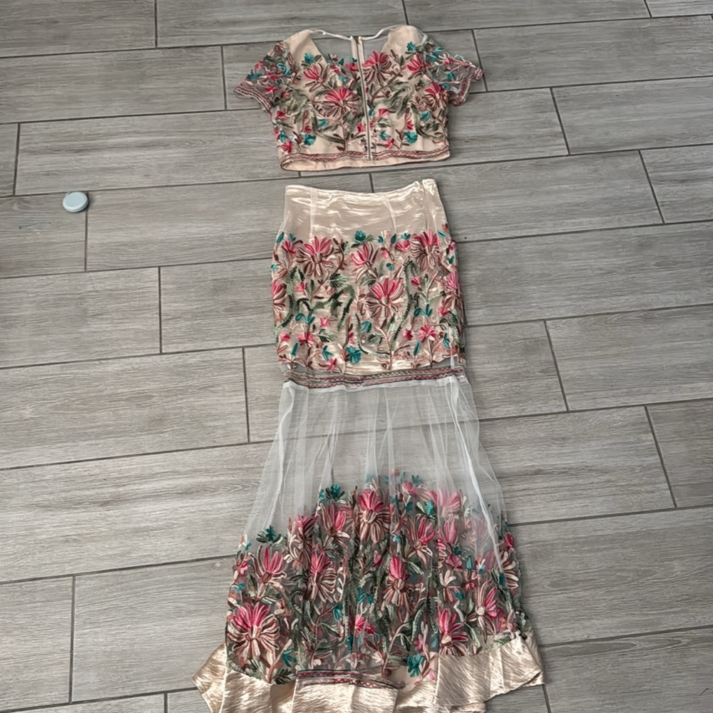 Elegant Floral Skirt Set with Sheer details Size Small - Picture 9 of 11